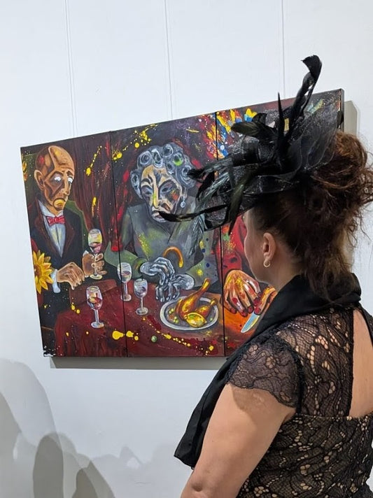 Installation von „Dinner for (every)one“ in einer Galerie – Triptychon von Jasmin Meirose, gezeigt in moderner Umgebung.