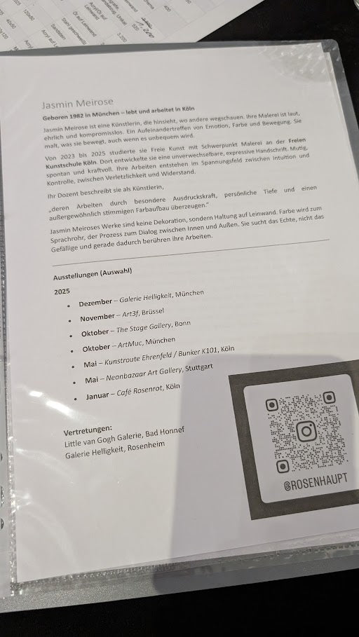 Ausstellungsflyer von Jasmin Meirose mit Werkbeschreibung, Ausstellungsterminen 2024/2025 und einem QR-Code zur Instagram-Seite. Aufgeführt sind Vertretungen durch die Galerien Little Van Gogh und Galerie Helligkeit.