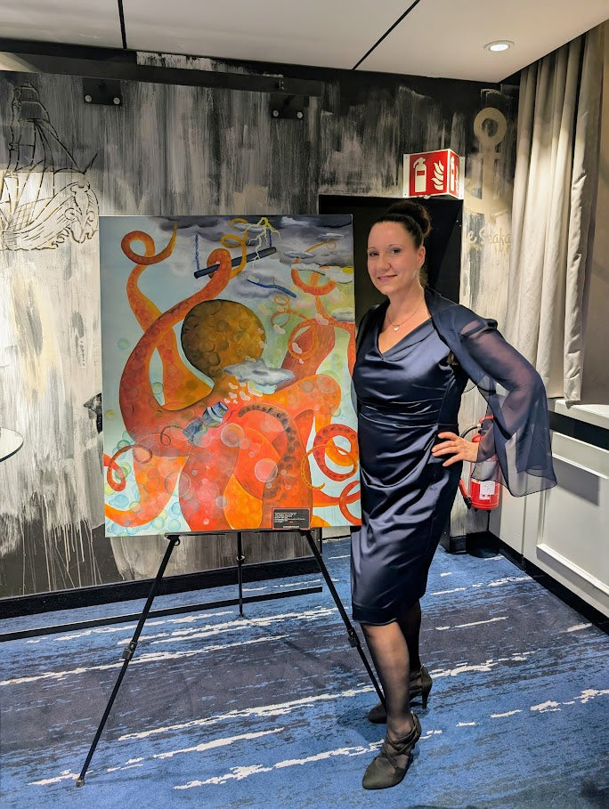 Jasmin Meirose präsentiert ihr abstraktes Ölgemälde Zeitgeist bei einer Preisverleihung in Hamburg