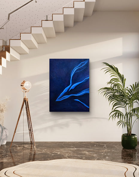 Residual Flow ist ein meditatives Triptychon in tiefem Ultramarinblau. Fließende Linien erinnern an Wasserströmungen und neuronale Verbindungen – ein Sinnbild für Bewegung im Stillstand. Entstanden in Öl auf Leinwand, steht das Werk für Nachhall, Balance und den ruhigen Fluss des Wandels.