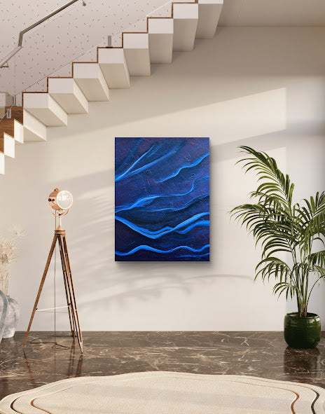 Residual Flow ist ein meditatives Triptychon in tiefem Ultramarinblau. Fließende Linien erinnern an Wasserströmungen und neuronale Verbindungen – ein Sinnbild für Bewegung im Stillstand. Entstanden in Öl auf Leinwand, steht das Werk für Nachhall, Balance und den ruhigen Fluss des Wandels.