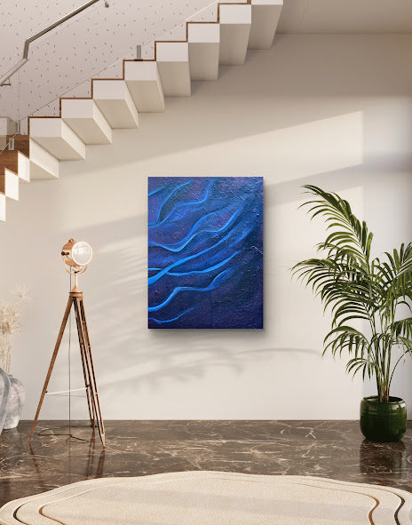 Residual Flow ist ein meditatives Triptychon in tiefem Ultramarinblau. Fließende Linien erinnern an Wasserströmungen und neuronale Verbindungen – ein Sinnbild für Bewegung im Stillstand. Entstanden in Öl auf Leinwand, steht das Werk für Nachhall, Balance und den ruhigen Fluss des Wandels.