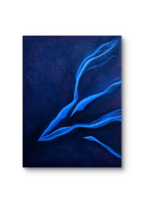 Residual Flow ist ein meditatives Triptychon in tiefem Ultramarinblau. Fließende Linien erinnern an Wasserströmungen und neuronale Verbindungen – ein Sinnbild für Bewegung im Stillstand. Entstanden in Öl auf Leinwand, steht das Werk für Nachhall, Balance und den ruhigen Fluss des Wandels.