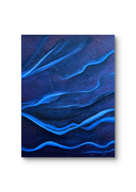 Residual Flow ist ein meditatives Triptychon in tiefem Ultramarinblau. Fließende Linien erinnern an Wasserströmungen und neuronale Verbindungen – ein Sinnbild für Bewegung im Stillstand. Entstanden in Öl auf Leinwand, steht das Werk für Nachhall, Balance und den ruhigen Fluss des Wandels.