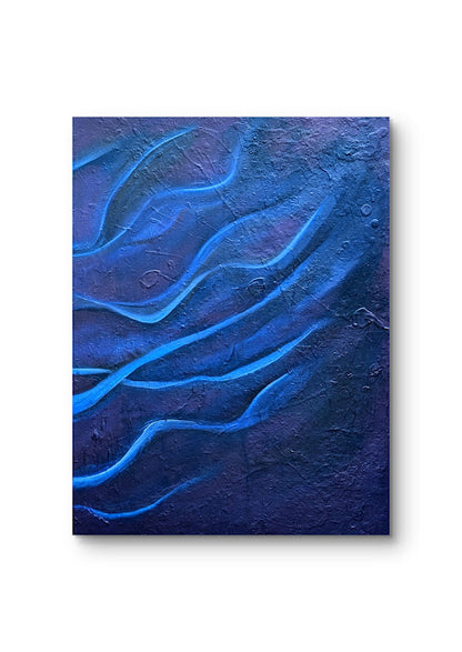 Residual Flow ist ein meditatives Triptychon in tiefem Ultramarinblau. Fließende Linien erinnern an Wasserströmungen und neuronale Verbindungen – ein Sinnbild für Bewegung im Stillstand. Entstanden in Öl auf Leinwand, steht das Werk für Nachhall, Balance und den ruhigen Fluss des Wandels.