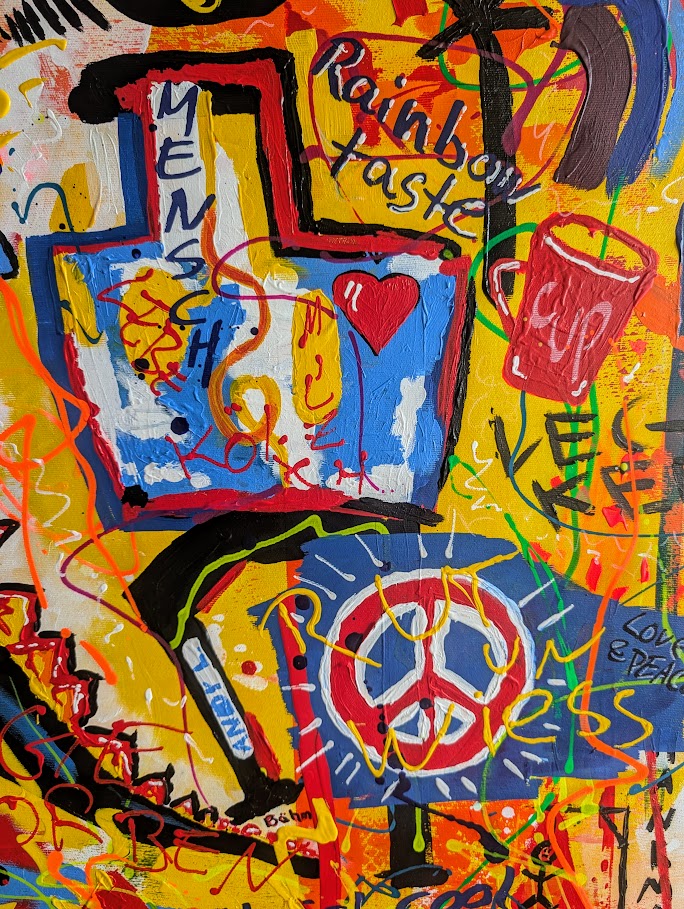 Detailansicht des Gemäldes „Die (fast) wahre Geschichte vom Aussterben der Dinosaurier“ von Jasmin Meirose. Zu sehen sind bunte Schriftzüge wie „Rainbow Taste“ und „Love & Peace“, ein Peace-Symbol sowie kräftige Farbflächen in Rot, Blau und Gelb. Die Nahaufnahme zeigt die lebendige Textur und gestische Malweise des Mixed-Media-Werks.