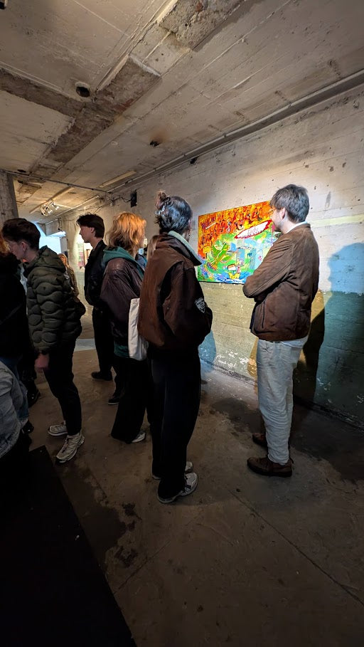 Besucher bewundern ein Kunstwerk im Neoexpressionistischen Stil mit grünem Papagei von Jasmin Meirose