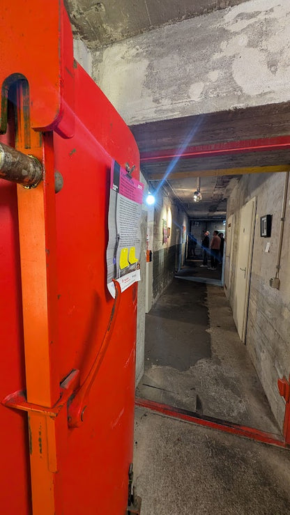 Das Bild zeigt die rote Eingangstür vom Bunker K101 in der Körnerstraße am Tag der Kunstroute Ehrenfeld 2025 mit Jasmin Meirose