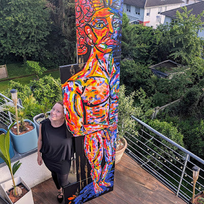Zeitgenössische Skulptur von Jasmin Meirose, Künstlerin aus Köln, mit abstrakter Figurenmalerei und kräftiger Farbgestaltung.