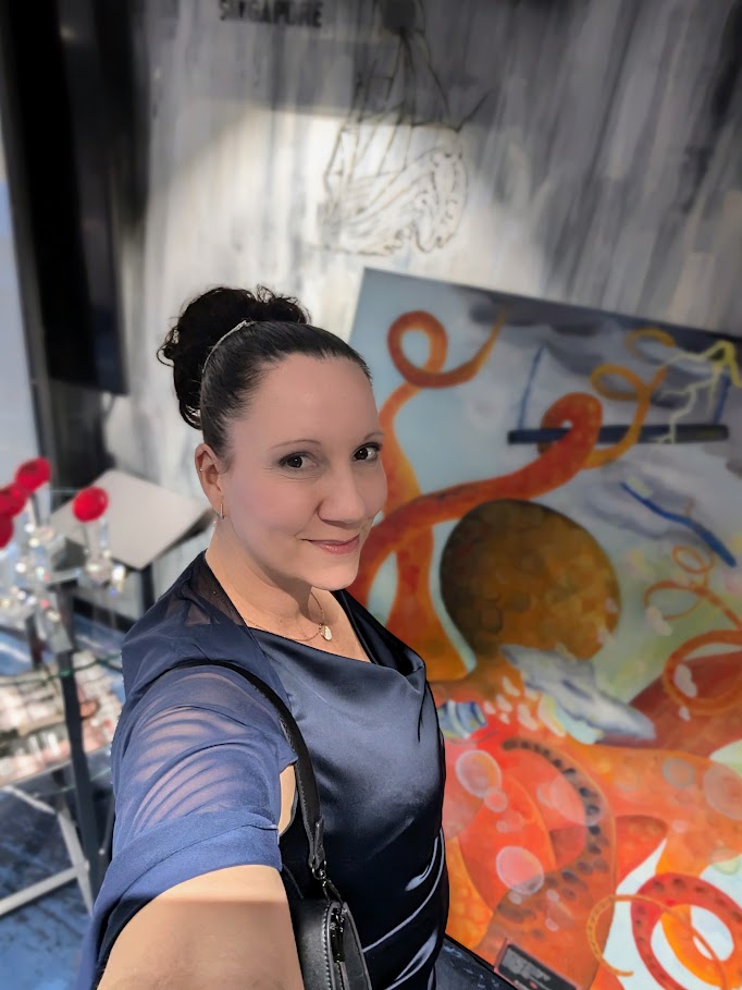 Das Bild zeigt Jasmin Meirose auf der Preisverleihung der Bissmeetsart in Hamburg wo sie für ihre herausragende Arbeit als Künstlerin Anerkennung fand