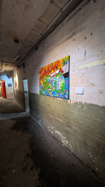 Das Bild zeigt Köln im Stil des Neoexpressionismus vor einer rauen Betonwand in Köln von Jasmin Meirose