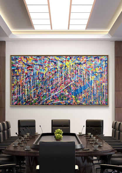 Zeitgenössisches Kunstwerk „Symphonie des Zufalls“ von Jasmin Meirose präsentiert in einem eleganten Konferenzraum. Das farbintensive Gemälde verbindet moderne abstrakte Kunst mit hochwertigem Interior Design.