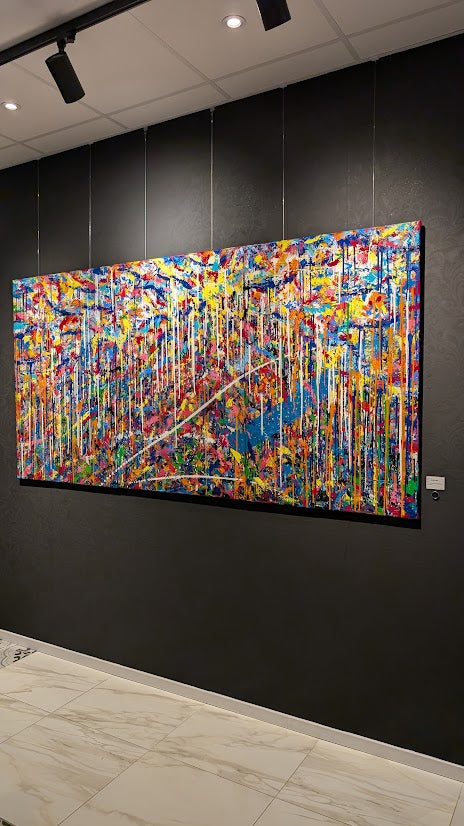 Das Werk „Symphonie des Zufalls“ wurde in der Galerie NeonBazaar Stuttgart präsentiert. Die vielschichtige Komposition aus leuchtenden Farben, Linien und spontanen Formen lädt dazu ein, immer wieder neue Details zu entdecken und den Zufall als kreativen Partner wahrzunehmen.