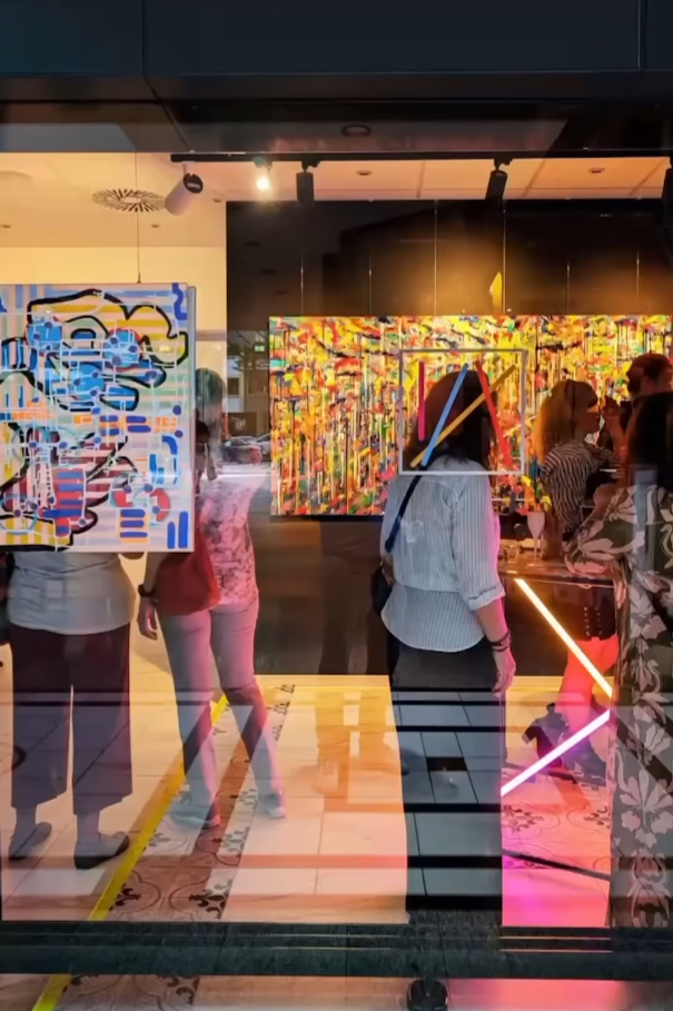 Abstraktes Originalgemälde „Symphonie des Zufalls“ von Jasmin Meirose während einer Ausstellung in der Galerie NeonBazaar Stuttgart. Die vielschichtige Komposition aus leuchtenden Farben, Linien und spontanen Formen lädt dazu ein, immer wieder neue Details zu entdecken und den Zufall als kreativen Partner wahrzunehmen.