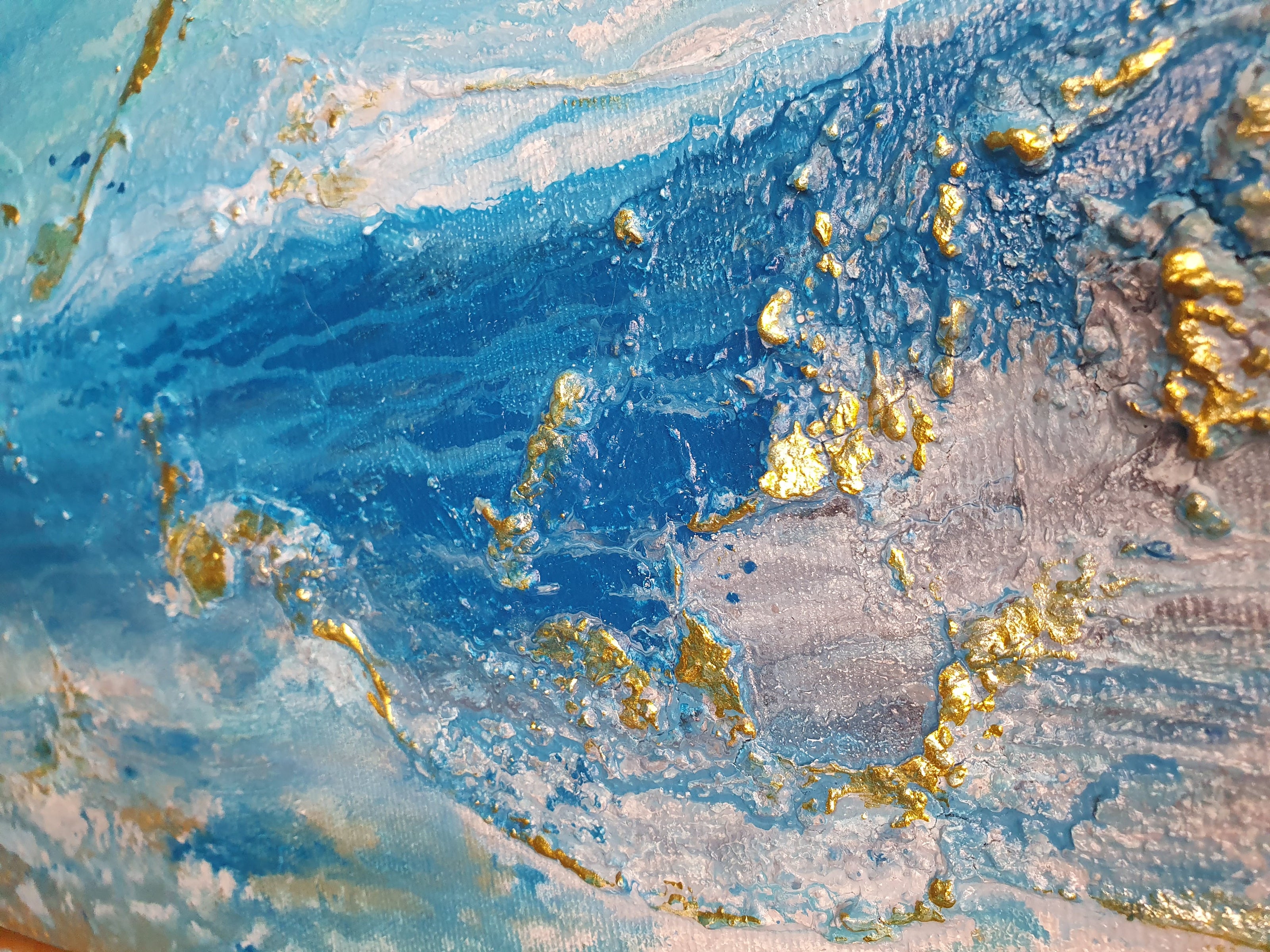 abstrakte Malerei in blau weiß gold von Jasmin Meirose
