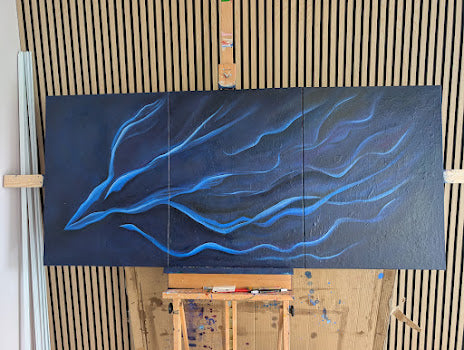 Residual Flow ist ein meditatives Triptychon in tiefem Ultramarinblau. Fließende Linien erinnern an Wasserströmungen und neuronale Verbindungen – ein Sinnbild für Bewegung im Stillstand. Entstanden in Öl auf Leinwand, steht das Werk für Nachhall, Balance und den ruhigen Fluss des Wandels.