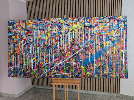 Großformatige abstrakte Kunst „Symphonie des Zufalls“ von Jasmin Meirose in einem modernen Besprechungsraum. Farbenfrohes Originalgemälde als Statement-Wandbild für Unternehmen und exklusive Innenräume.
