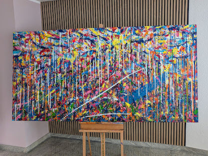 Großformatige abstrakte Kunst „Symphonie des Zufalls“ von Jasmin Meirose in einem modernen Besprechungsraum. Farbenfrohes Originalgemälde als Statement-Wandbild für Unternehmen und exklusive Innenräume.