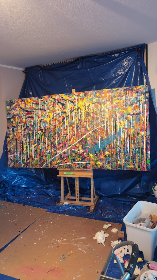 Symphonie des Zufalls, abstrakte zeitgenössische Kunst von Jasmin Meirose. Großformatiges, farbintensives Gemälde mit vielschichtigen Farbspuren, vertikalen Strukturen und spontanen Kompositionselementen.