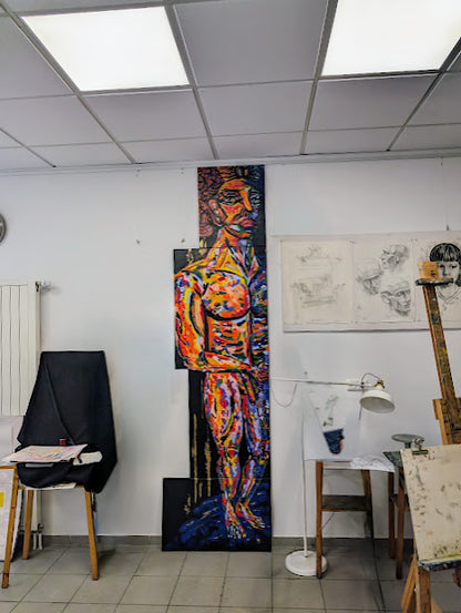 Unfertige monumentale Figurenskulptur von Jasmin Meirose in einer Kunstschule. Die farbenfrohe, expressionistische Figur steht während des Entstehungsprozesses im Atelier.