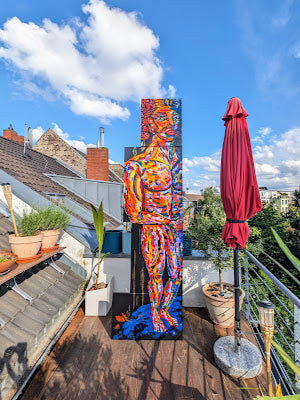 Großformatige farbenfrohe Skulptur von Jasmin Meirose auf einer Dachterrasse in Köln.