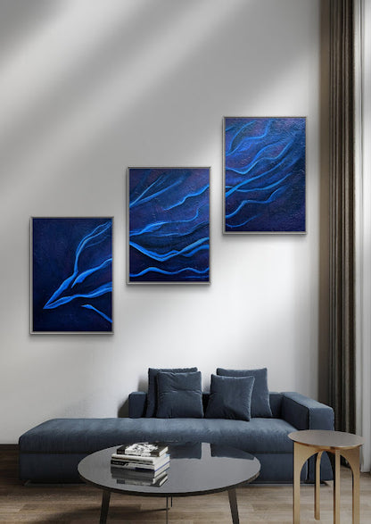 Residual Flow ist ein meditatives Triptychon in tiefem Ultramarinblau. Fließende Linien erinnern an Wasserströmungen und neuronale Verbindungen – ein Sinnbild für Bewegung im Stillstand. Entstanden in Öl auf Leinwand, steht das Werk für Nachhall, Balance und den ruhigen Fluss des Wandels.