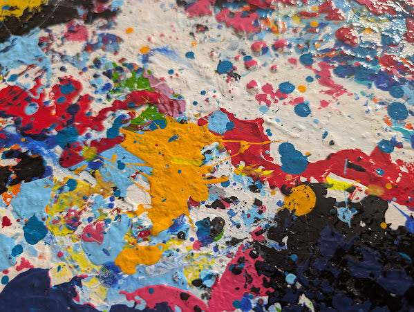 Das Bild zeigt die Nahaufnahme einer abstrakten Arbeit von Jasmin Meirose. Pastose schichten in Acryl auf Leinwand.