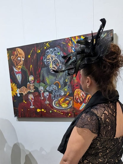 Installation von „Dinner for (every)one“ in einer Galerie – Triptychon von Jasmin Meirose, gezeigt in moderner Umgebung.