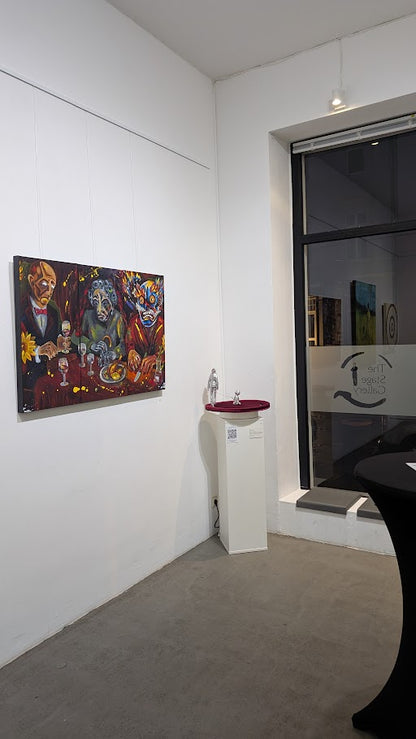 Ausstellungsansicht mit dem Werk „Dinner for (every)one – ein Anti-Abendmahl“ von Jasmin Meirose, 2025. Das farbintensive Triptychon hängt an einer weißen Galeriewand, beleuchtet, mit Blick Richtung Eingang und weiteren Arbeiten im Hintergrund.