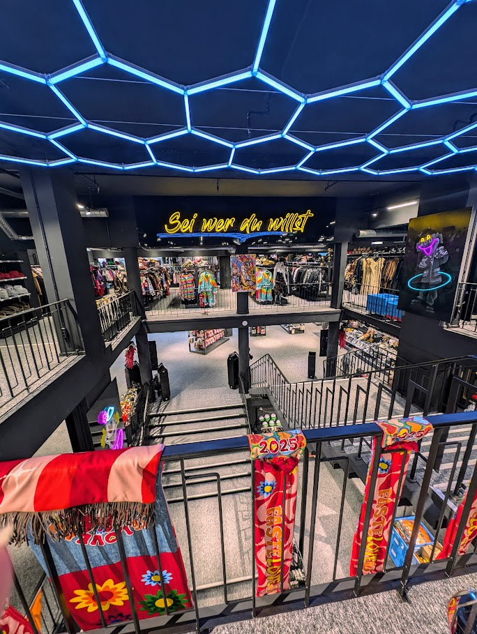 Oben im Treppenbereich ist das farbenfrohe Gemälde „Die (fast) wahre Geschichte vom Aussterben der Dinosaurier“ von Jasmin Meirose