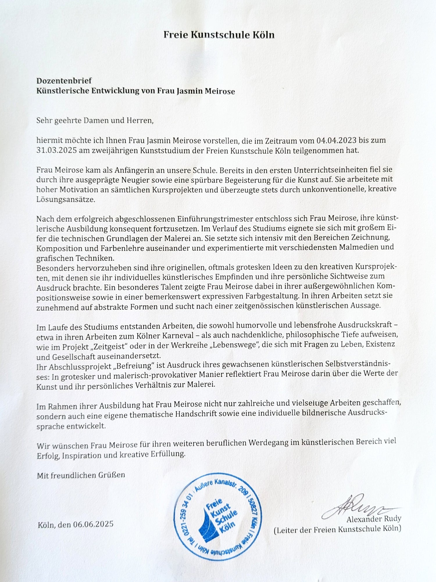 Dozentenbrief der Freien Kunstschule Köln über die künstlerische Entwicklung von Jasmin Meirose im Rahmen des zweijährigen Kunststudiums, mit offiziellem Stempel und Unterschrift.
