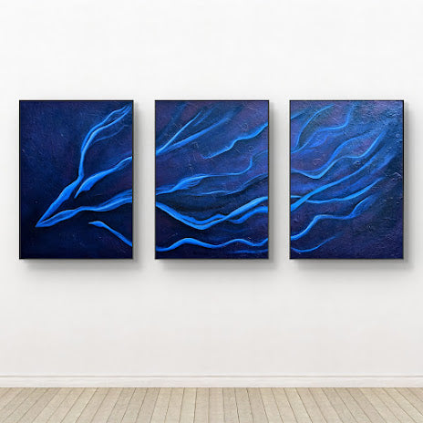 Residual Flow ist ein meditatives Triptychon in tiefem Ultramarinblau. Fließende Linien erinnern an Wasserströmungen und neuronale Verbindungen – ein Sinnbild für Bewegung im Stillstand. Entstanden in Öl auf Leinwand, steht das Werk für Nachhall, Balance und den ruhigen Fluss des Wandels.