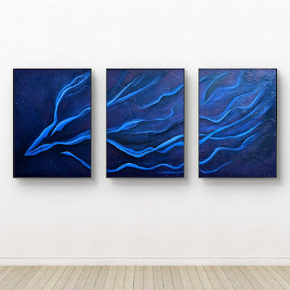 Residual Flow ist ein meditatives Triptychon in tiefem Ultramarinblau. Fließende Linien erinnern an Wasserströmungen und neuronale Verbindungen – ein Sinnbild für Bewegung im Stillstand. Entstanden in Öl auf Leinwand, steht das Werk für Nachhall, Balance und den ruhigen Fluss des Wandels.