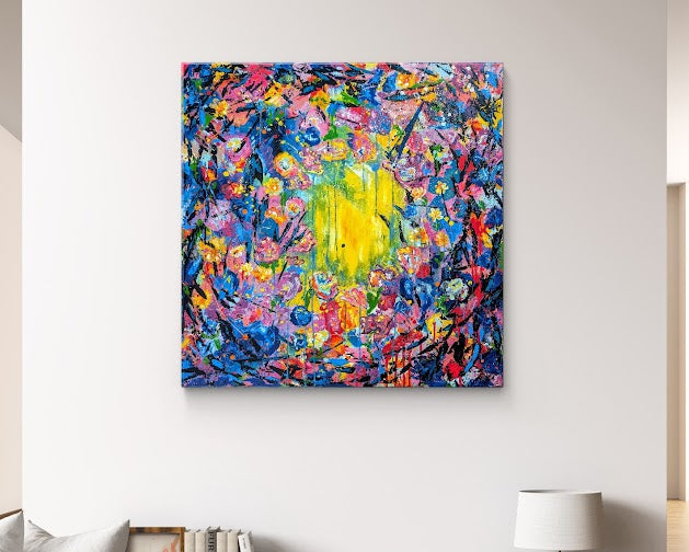 „Fluchtpunkt“ von Jasmin Meirose, 2025– Acrylgemälde aus der Serie „Lebenswege“. Ein intensives Zusammenspiel aus kräftigem Gelb, Blau und Pink schafft den Eindruck eines leuchtenden Gartens voller Bewegung. Zwischen floraler Fülle und dunklen Linien öffnet sich ein Zentrum aus Licht – ein Sinnbild für Hoffnung, Mut und den Weg ins Unbekannte. Das Werk reflektiert das Spannungsfeld zwischen Orientierung und Loslassen, zwischen Vertrauen und Neubeginn. Teil der Serie „Lebenswege“ – eine künstlerische Reise 