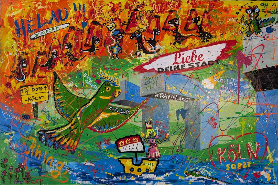 Das Gemälde „Von Löffeln, Helau und der Sehnsucht nach Köln“ von Jasmin Meirose hängt in einem modernen, hell eingerichteten Raum über einem Esstisch mit weißen Stühlen. Das farbenfrohe Werk zeigt humorvolle karnevalistische Motive, eine grüne Dinofigur und Anspielungen auf Kölns Lebensfreude.