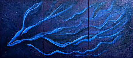 Residual Flow ist ein meditatives Triptychon in tiefem Ultramarinblau. Fließende Linien erinnern an Wasserströmungen und neuronale Verbindungen – ein Sinnbild für Bewegung im Stillstand. Entstanden in Öl auf Leinwand, steht das Werk für Nachhall, Balance und den ruhigen Fluss des Wandels.