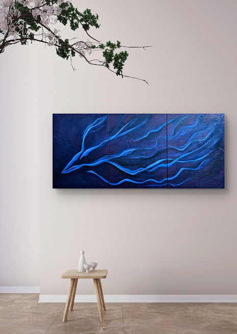 Residual Flow ist ein meditatives Triptychon in tiefem Ultramarinblau. Fließende Linien erinnern an Wasserströmungen und neuronale Verbindungen – ein Sinnbild für Bewegung im Stillstand. Entstanden in Öl auf Leinwand, steht das Werk für Nachhall, Balance und den ruhigen Fluss des Wandels.