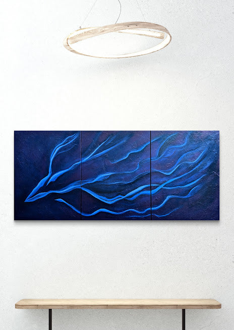 „Residual Flow“ von Jasmin Meirose, 2025 – Triptychon in Öl auf Leinwand (je 60 × 80 cm, gesamt 180 × 80 cm). Tiefes Ultramarinblau mit fließenden Linien, die an Wasserströmungen oder neuronale Netze erinnern. Das Werk verkörpert Ruhe, Bewegung und Nachhall – ein visuelles Echo im Gleichgewicht zwischen Dynamik und Stille.