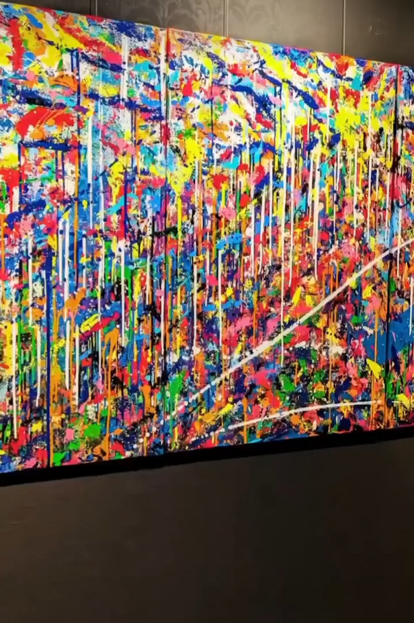 Abstraktes Originalgemälde „Symphonie des Zufalls“ von Jasmin Meirose während einer Ausstellung in der Galerie NeonBazaar Stuttgart. Das farbintensive Kunstwerk verbindet expressive Farbflächen, vertikale Strukturen und spontane Kompositionen.